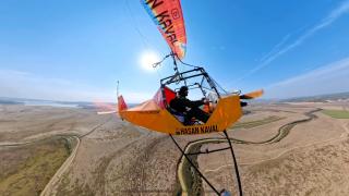 Evinde ürettiği uçağa paraşüt bağlayarak uçtu