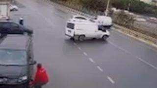 Kazaya neden olan sürücü olay yerinden böyle kaçtı