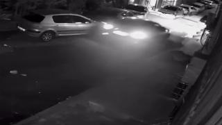 Park halindeki araçlara çarpıp kaçan sürücü kamerada