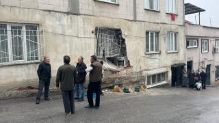 Freni boşalan kamyon, önce 3 araca sonra da bir evin duvarına çarptı