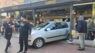 84 yaşındaki sürücü geri manevra yaparken lokantaya daldı: O anlar kamerada