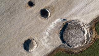 Karapınar'da obrukların gölgesinde zorlu ekim mesaisi