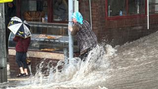 İzmir'de sağanak hayatı olumsuz etkiledi