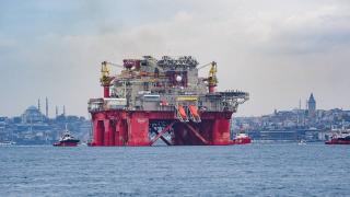 120 metre boyundaki dev petrol platformu İstanbul Boğazı'ndan geçti
