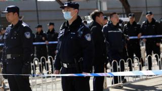 Çin'de bir araç ilkokul önünde kalabalığın içine daldı