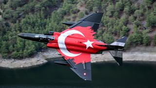 F-4E Phantom uçakları alçak irtifada