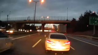 Trafikte ani fren yaptı, başka sürücüyü sıkıştırdı: Polisten kaçamadı