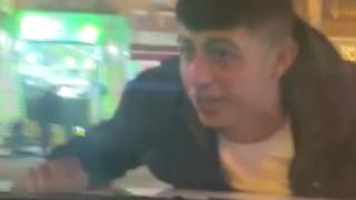 Seyir halindeki aracın kaputuna tutundu, dakikalarca ilerledi