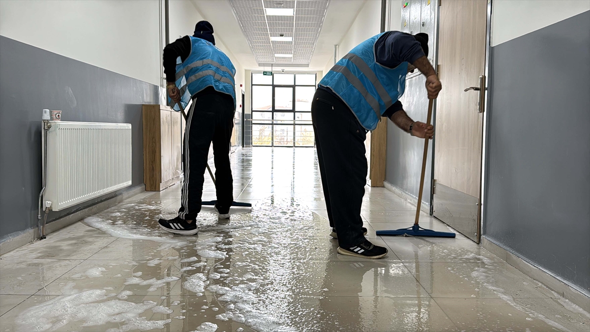 "Yaklaşık 20 okulun temizliğini yaptık"