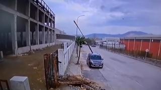 Fırtınanın uçurduğu 5 metrelik çelik, araca ok gibi saplandı