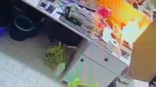 Tamire bırakılan telefon alev aldı