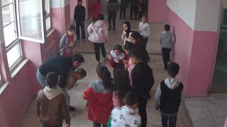 Nefes borusuna şeker kaçan öğrencisini Heimlich manevrasıyla kurtardı