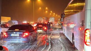 Anadolu Otoyolu'nda kar yağışı nedeniyle trafik durdu