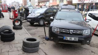 Oto lastikçilerde kış lastiği yoğunluğu