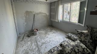 35 yıllık komşusunun duvarını kırdı, bütün eşyalarını çaldı