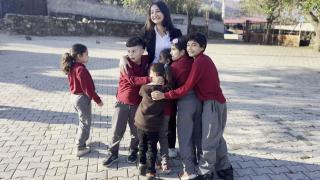 Ne köyünü ne de öğrencilerini terk edemeyen öğretmen: Melahat Ayaz