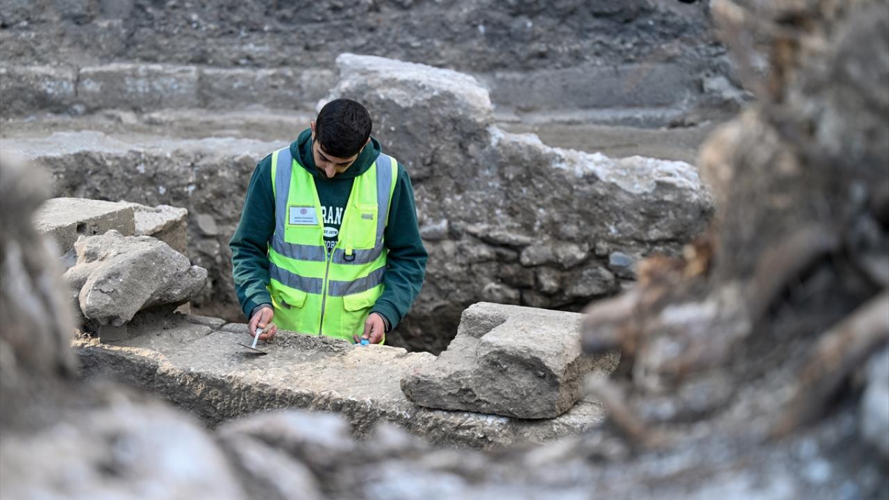 Adak edilmiş heykeller ortaya çıkarıldı