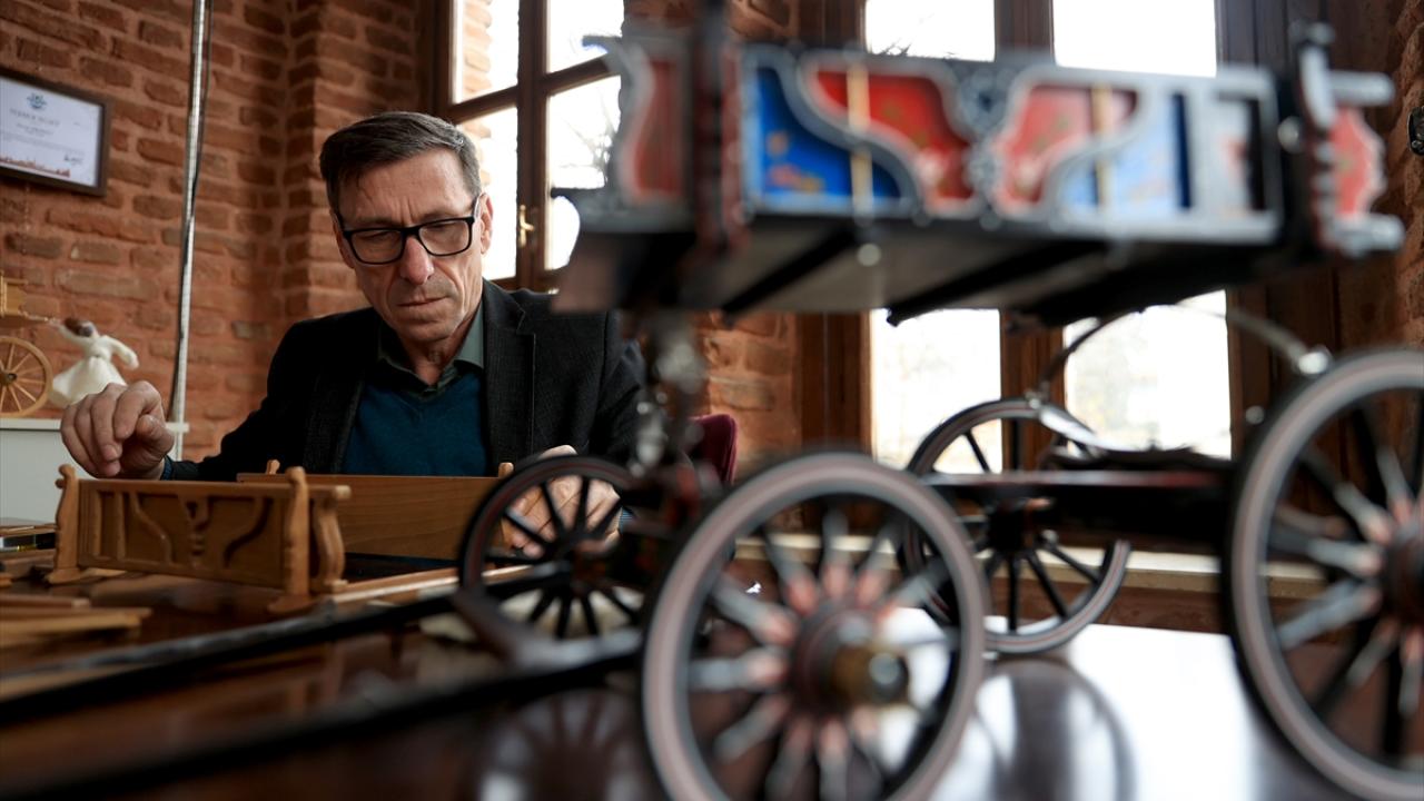 İlk eseri Süleyman Demirel`e hediye edildi