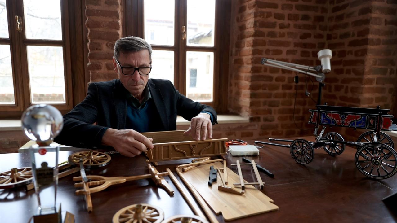 İlk günkü aşkla ahşabı işliyor