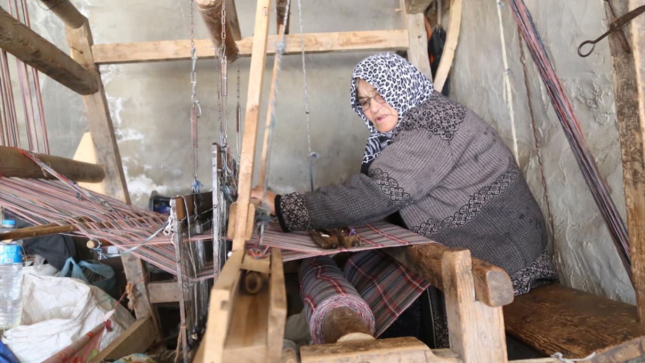 "Eşim vefat etti, ben dokumaya devam ediyorum"