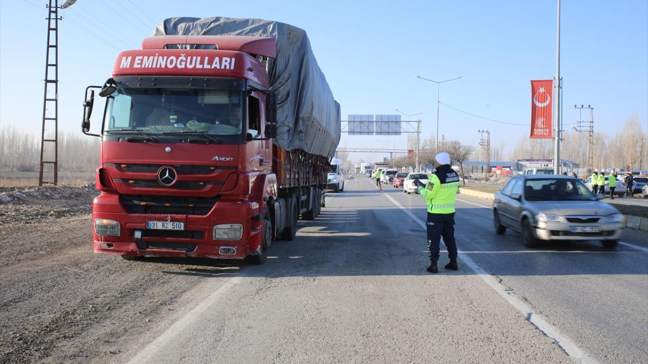 Van'da trafik ekipleri "zorunlu kış lastiği" denetimi yaptı