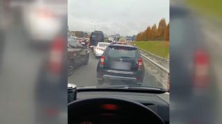 Ambulansın geçişini engelleyen sürücüler kamerada