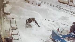 Çatıda biriken kar lastik tamircisinin üzerine düştü