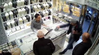 Kaldırım taşıyla kuyumcuyu soymaya çalıştı