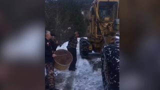 Köy yolunu açtılar, davul zurna ile karşılandılar