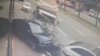 Freni boşalan kamyonet, park halindeki araçlara işte böyle çarptı
