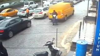 Geri manevra yapan minibüs, yayaya işte böyle çarptı