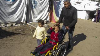 Dünya Engelliler Günü'nde tekerlekli sandalyeye mahkum olan 9 yaşındaki Rafeef, hayata tutunmaya çalışıyor