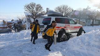 Karlı yolları aşıp köy ve mezralardaki hastaların imdadına yetişiyorlar
