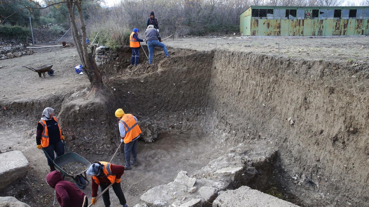 "4 metre toprak dolgu var, ellerimizle kazıyoruz"