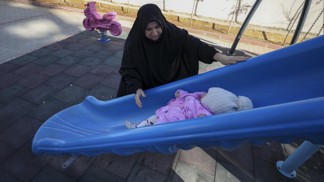  Enkazdan çıkan çocuklardan etkilendi