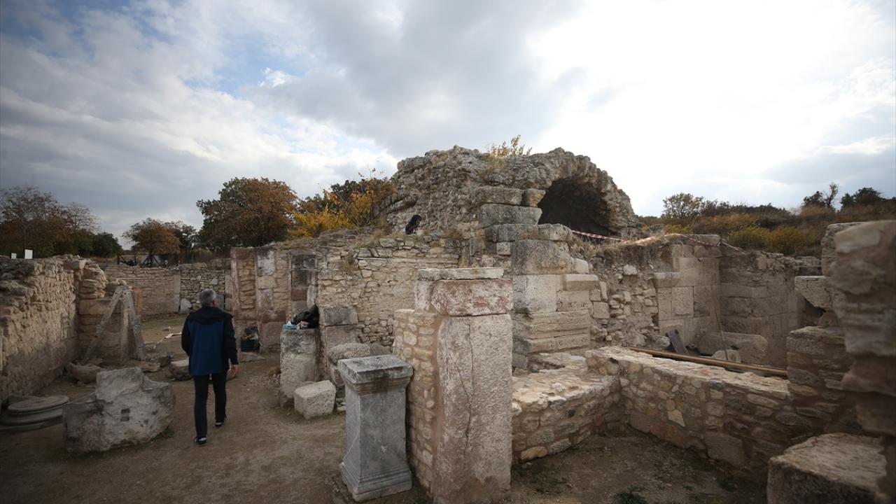 Odeona yarışmada başarılı olan müzisyenin heykeli dikilmiş