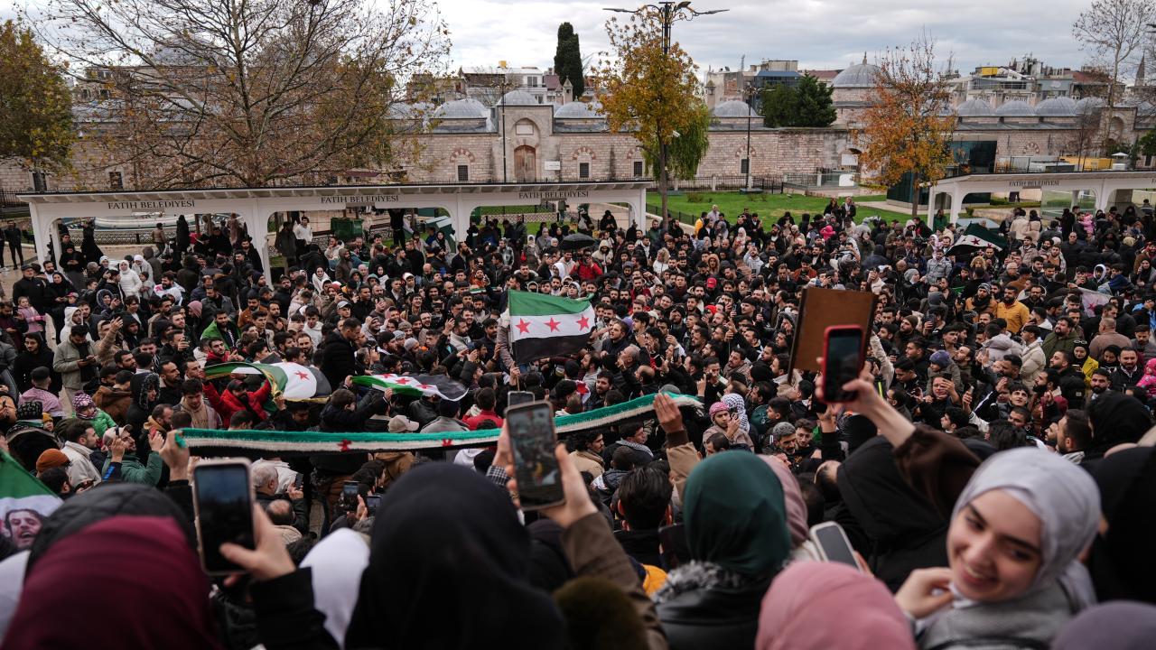 Esed rejiminin devrilmesi İstanbul'da coşkuyla kutlandı