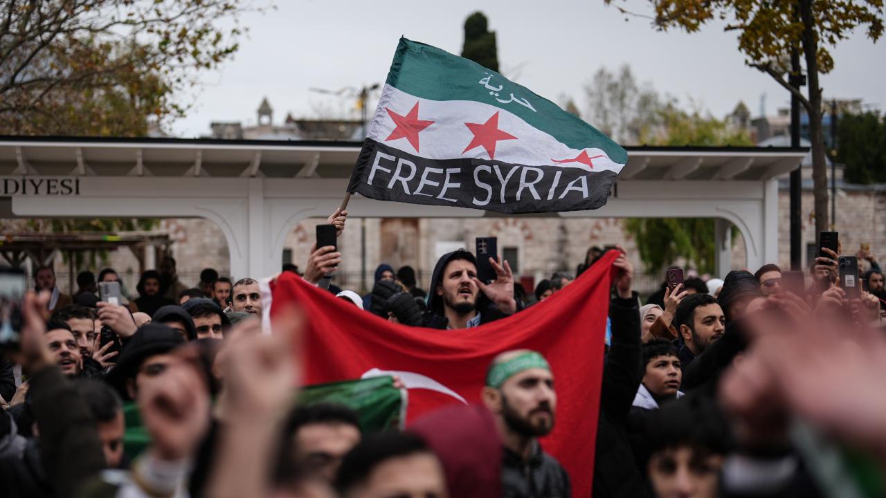 Esed rejiminin devrilmesi İstanbul'da coşkuyla kutlandı