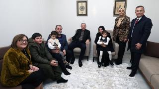Cumhurbaşkanı Erdoğan'dan depremzede aileye ziyaret