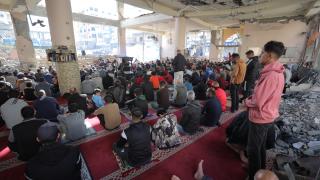 Filistinliler, İsrail'in yıktığı Gazze'deki Faruk Camisi'nin enkazında cuma namazı kıldı