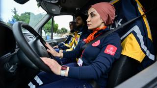 Kadın ambulans şoförleri hayat kurtarmak için zamanla yarışıyor
