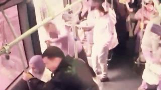 Fırlayan rögar kapağı metrobüsün kapısını kırdı, yolcu yola düştü