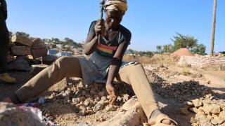 Nijeryalı kadınlar, kayaları bilek gücüyle kırarak geçimlerini sağlıyor