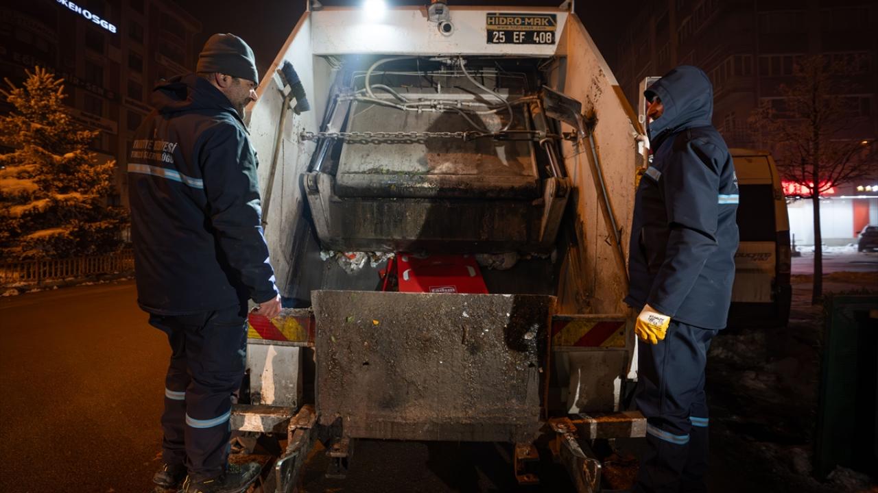 Donan çöp konteynerlerini boşaltmak için balyoz ve levye kullanıyorlar