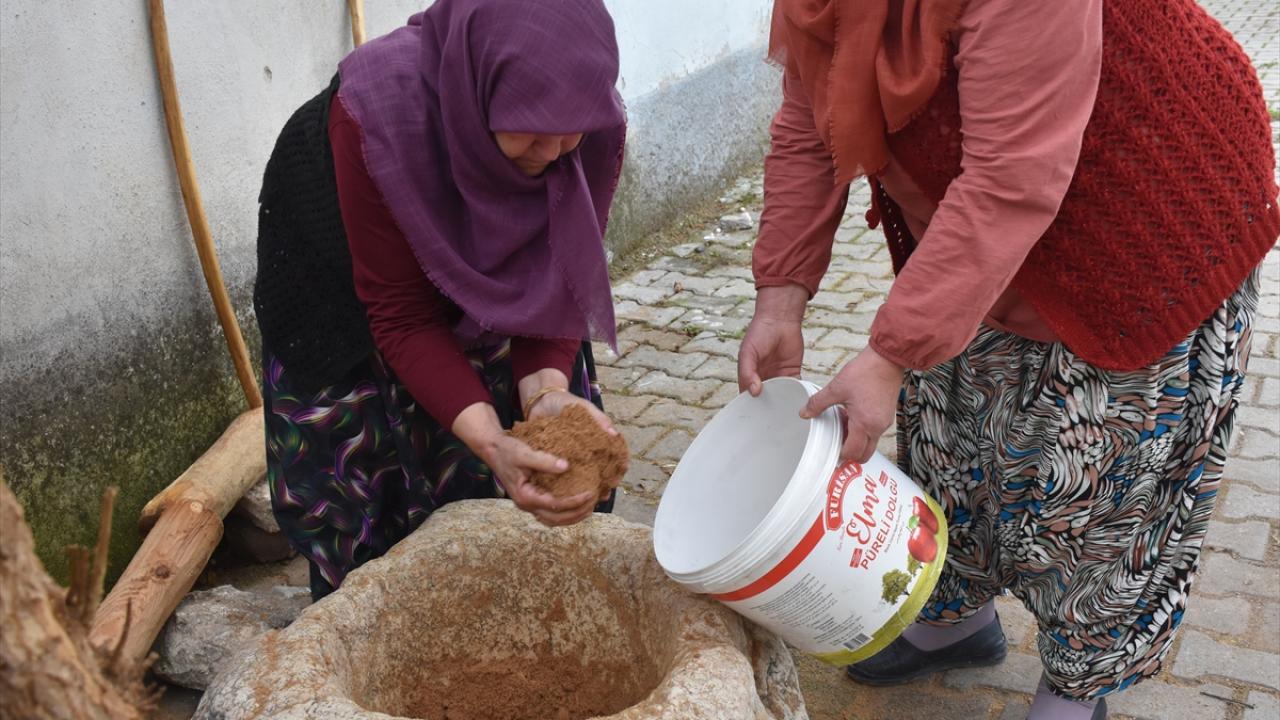 "Tokmakla döverken türküler ve maniler söyleyerek eğleniriz"