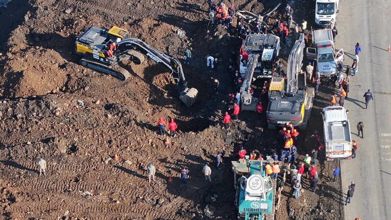 Artvin'de heyelan altında kalan araçtaki 4 kişinin cansız bedenlerine ulaşıldı