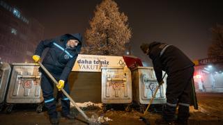 İşçilerin Erzurum'un soğuk sokaklarını gece ayazında temizleme mesaisi zorlu geçiyor