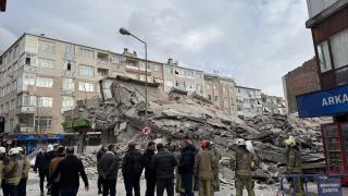 Güngören'de boşaltılan bina yıkım sırasında çöktü