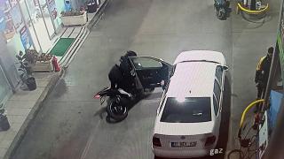 Otomobilin açılan kapısına çarpan motosiklet sürücüsü yaralandı