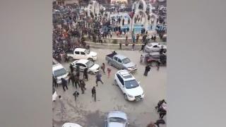 Rakkalılar teröristleri taşlayarak kovdu